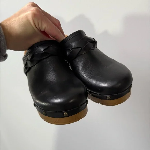 Clark’s Artisan Ledella Meg Black Leather Clogs Mule Heels Wooden Heel Size 6
